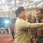 Presiden Prabowo Subianto menyapa Wakil Gubernur Aceh Fadhlullah, S.E, saat membuka kegiatan APKAPSI Otonomi Expo 2025, di Indonesia Convention Exhibition (ICE) BSD Tangerang, Banten, Kamis, 28 Agustus 2025. dok. Ist
