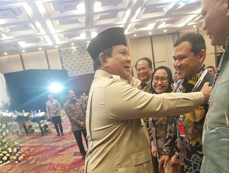 Presiden Prabowo Subianto menyapa Wakil Gubernur Aceh Fadhlullah, S.E, saat membuka kegiatan APKAPSI Otonomi Expo 2025, di Indonesia Convention Exhibition (ICE) BSD Tangerang, Banten, Kamis, 28 Agustus 2025. dok. Ist