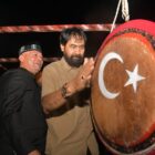 Gubernur Aceh, Muzakir Manaf membuka  sekaligus menyerahkan cenderamata serta memukul rapai pada acara Pentas Budaya Tradisi Pesisir di Monumen Samudra Pasai, Aceh Utara, 22 Agustus 2025. dok. Ist