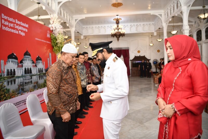 Penyerahan cendera mata dari Gubernur Muzakir Manaf kepada keluarga pahlawan, perintis kemerdekaan, veteran, dan warakawuri merupakan rangkaian dari peringatan Hari Ulang Tahun Kemerdekaan Republik Indonesia ke-80 ini berlangsung di lobi Meuligoe Gubernur Aceh, Minggu (17/8/2025). dok. Ist
