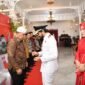 Penyerahan cendera mata dari Gubernur Muzakir Manaf kepada keluarga pahlawan, perintis kemerdekaan, veteran, dan warakawuri merupakan rangkaian dari peringatan Hari Ulang Tahun Kemerdekaan Republik Indonesia ke-80 ini berlangsung di lobi Meuligoe Gubernur Aceh, Minggu (17/8/2025). dok. Ist