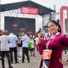 Salah satu peserta Merdeka Run 8.0 K terlihat begitu berbeda. Dengan mengenakan baju adat Jawa, Kebaya, Siti Rohaniah ikut berlari sepanjang 8 km dari garis start hinggga finis di depan Gedung Istana Merdeka, Gambir, Jakarta Pusat, Minggu (24/8) pagi. (foto:Gilang/kemenpora.go.id)
