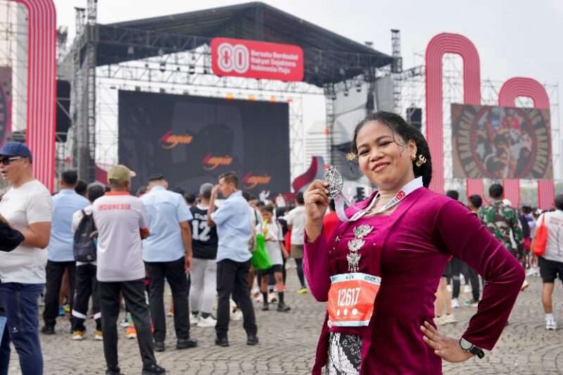 Salah satu peserta Merdeka Run 8.0 K terlihat begitu berbeda. Dengan mengenakan baju adat Jawa, Kebaya, Siti Rohaniah ikut berlari sepanjang 8 km dari garis start hinggga finis di depan Gedung Istana Merdeka, Gambir, Jakarta Pusat, Minggu (24/8) pagi. (foto:Gilang/kemenpora.go.id)