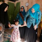 Bunda PAUD Aceh, Marlina Usman, menjemput seorang anak di Desa Jamur Konyel, Aceh Tengah, sebelum mengantarkannya ke PAUD sebagai wujud perhatian terhadap pendidikan anak usia dini di pelosok daerah, Selasa (26/8/2025). dok. Ist