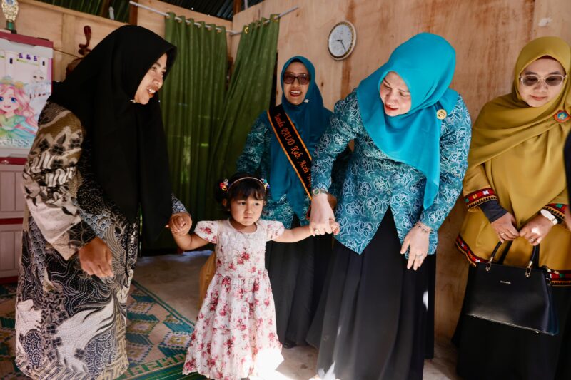 Bunda PAUD Aceh, Marlina Usman, menjemput seorang anak di Desa Jamur Konyel, Aceh Tengah, sebelum mengantarkannya ke PAUD sebagai wujud perhatian terhadap pendidikan anak usia dini di pelosok daerah, Selasa (26/8/2025). dok. Ist