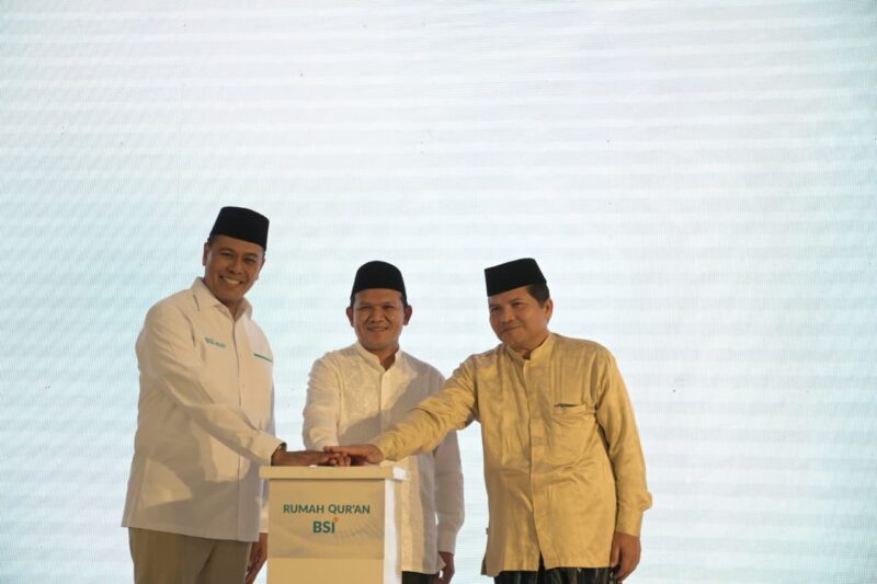 Wakil Gubernur Aceh, Fadlullah SE bersama Ceo BSI Imsak Ramadhan dan Ketua MPU Aceh lem Faisal meresmikan rumah Qur'an BSI Aceh di Banda Aceh, Jumat, 29 Agustus 2025. dok. Ist