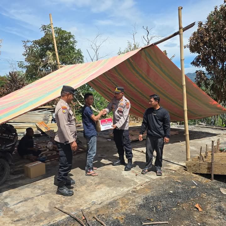 Kapolsek Mesidah Serahkan Bantuan Polres Bener Meriah kepada Korban Kebakaran.Foto.Jadi Pribadi Unggul (Dok:Rahmat Ramadhan/Acehnow)