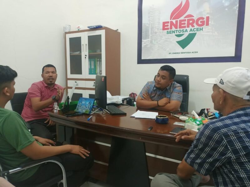 Saiful Haris (tengah) dan salah seorang karyawan (baju merah) yg sedang berada di kantor PT Energi Sentosa yg juga diduga tempat penyerahan uang. (Foto: Dok. Misri/Acehnow).