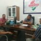 Saiful Haris (tengah) dan salah seorang karyawan (baju merah) yg sedang berada di kantor PT Energi Sentosa yg juga diduga tempat penyerahan uang. (Foto: Dok. Misri/Acehnow).