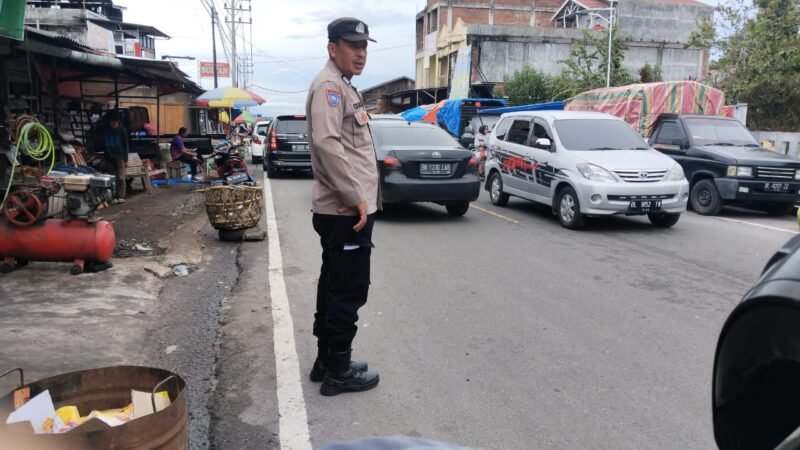 personel Polsek Wih Pesam melaksanakan patroli sekaligus pengaturan arus lalu lintas di kawasan Pasar Tumpah Kampung Bener Mulie, Kecamatan Wih Pesam, Kabupaten Bener Meriah, Minggu (3/8/2025). dok. Polres Bener Meriah