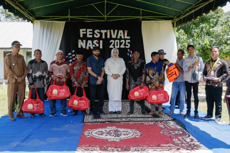Gubernur Aceh, Muzakir Manaf, secara resmi menutup program Kuliah Kerja Nyata Pembelajaran Pemberdayaan Masyarakat (KKN PPM) Universitas Gadjah Mada (UGM) di Gampong Alue Riyeung, Pulau Nasi, Kecamatan Pulo Aceh, Kabupaten Aceh Besar, Selasa (5/8/2025). Dok. Ist