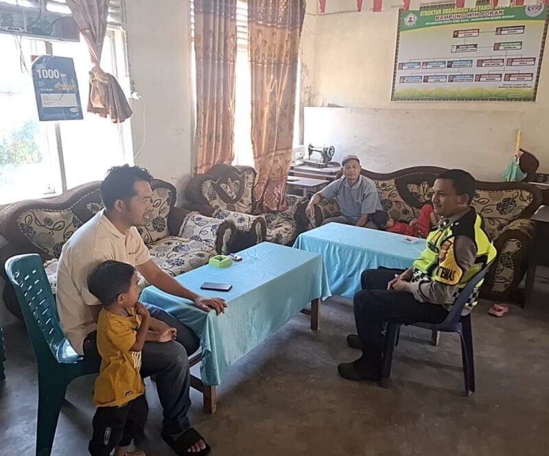 Dalam upaya memperkuat sinergi antara kepolisian dan masyarakat, Bhabinkamtibmas Polsek Pintu Rime Gayo, Aipda Surya Azhar, S.A.P., melaksanakan kegiatan sambang desa sekaligus tatap muka bersama aparatur Kampung Wih Porak pada Selasa, 5 Agustus 2025. dok. Polres Bener Meriah