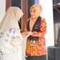 Plt. Ketua DWP Aceh, Ny. Malahayati M. Nasir, menyerahkan bantuan rumah sangat sederhana kepada Ibu Samsidar, warga Gampong Panton Makmur, Aceh Jaya. Selasa, 5 Agustus 2025. Dok. Ist