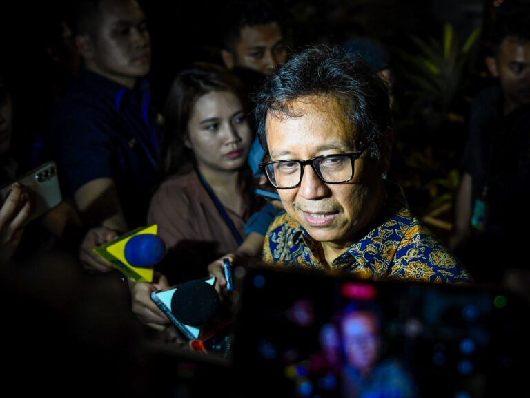 Menteri Kesehatan Budi Gunadi Sadikin menyampaikan keterangan pers kepada awak media di Istana Kepresidenan Jakarta, pada Selasa, 5 Agustus 2025. (Foto: BPMI Setpres)