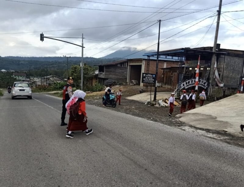 personel Polsek Permata melaksanakan kegiatan pengaturan lalu lintas di depan SDN Buntul Kemumu, Kecamatan Permata, Kabupaten Bener Meriah, Rabu (6/8/2025). dok. Polres Bener Meriah
