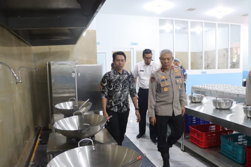 Wakapolda Aceh Brigjen Pol. Ari Wahyu Widodo meninjau progres pembangunan Satuan Pelayanan Pemenuhan Gizi (SPPG) ke-2 milik Polda. (Foto: Dok. Misri/Acehnow).