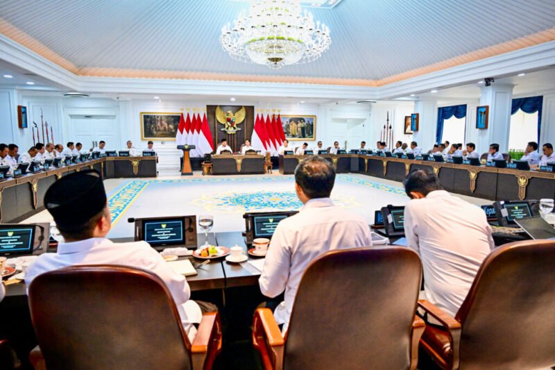 Presiden Prabowo Subianto memimpin Sidang Kabinet Paripurna ke-8 pemerintahan Kabinet Merah Putih yang digelar di Ruang Sidang Kabinet, Istana Kepresidenan Jakarta, pada Rabu, 6 Agustus 2025. (Foto: BPMI Setpres)