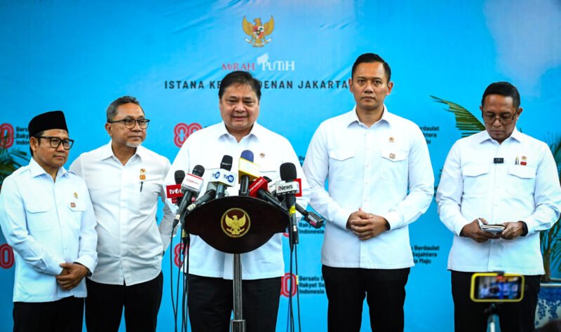 Menteri Koordinator Bidang Perekonomian Airlangga Hartarto, Menteri Koordinator Bidang Infrastruktur dan Pembangunan Kewilayahan Agus Harimurti Yudhoyono, Menteri Koordinator Bidang Pemberdayaan Masyarakat Abdul Muhaimin Iskandar, Menteri Koordinator Bidang Pangan Zulkifli Hasan, dan Kepala Kantor Komunikasi Kepresidenan Hasan Nasbi memberikan keterangannya setelah Sidang Kabinet Paripurna di Istana Kepresidenan, Jakarta, pada Kamis, 7 Agustus 2025. (Foto: BPMI Setpres)