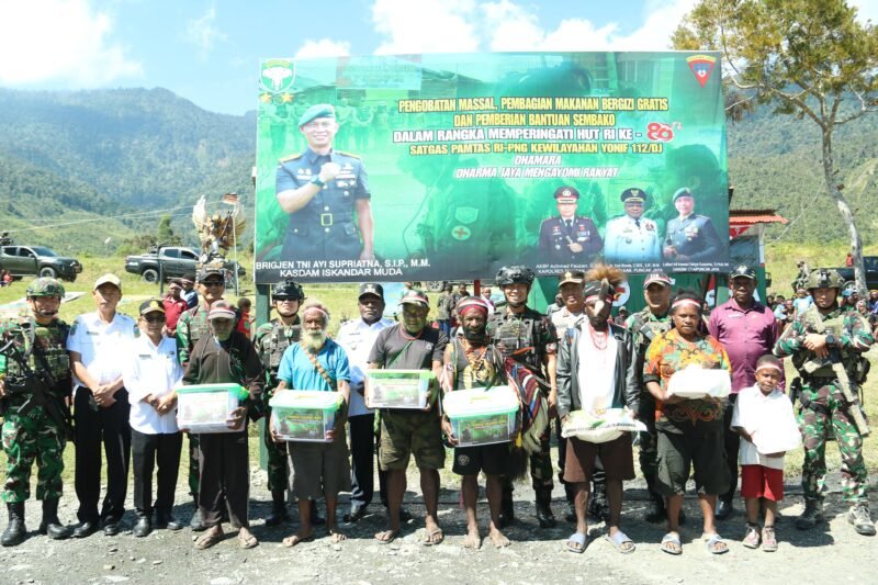 Bakti Sosial TNI di Papua Tengah, Warga Puncak Jaya Terima Layanan Kesehatan dan Sembako dari Prajurit Kodam IM.  (Foto: Dok. Misri/Acehnow).