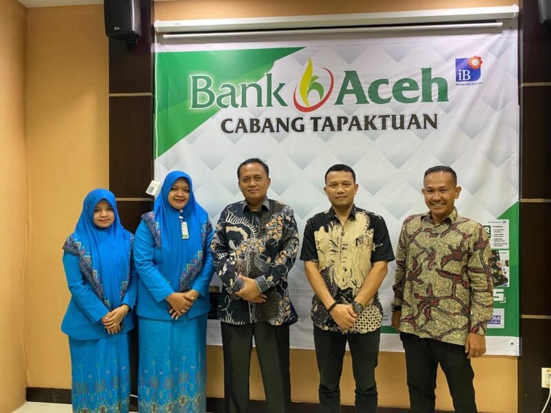 Dinas Pendidikan dan Kebudayaan (Disdikbud) Aceh Selatan menjalin kerja sama dengan PT Bank Aceh Syariah Cabang Tapaktuan untuk mendukung penerapan sistem transaksi non-tunai dalam penyaluran Dana Bantuan Operasional Sekolah (BOS). Dok. Ist