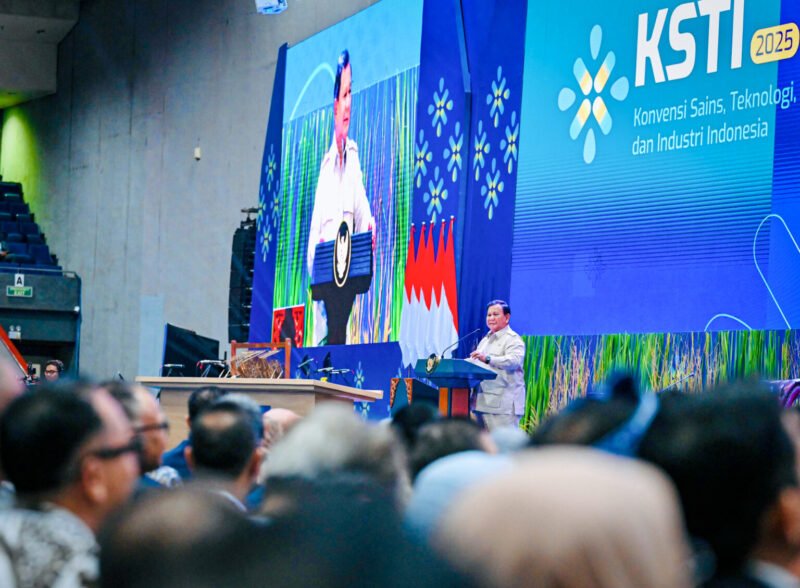 Presiden Prabowo Subianto menyampaikan pidato utama (keynote speech) dalam Konvensi Sains, Teknologi, dan Industri Indonesia (KSTI) Tahun 2025 yang diselenggarakan di Sasana Budaya Ganesha (Sabuga), Institut Teknologi Bandung (ITB), Provinsi Jawa Barat, pada Kamis, 7 Agustus 2025. (Foto: BPMI Setpres)