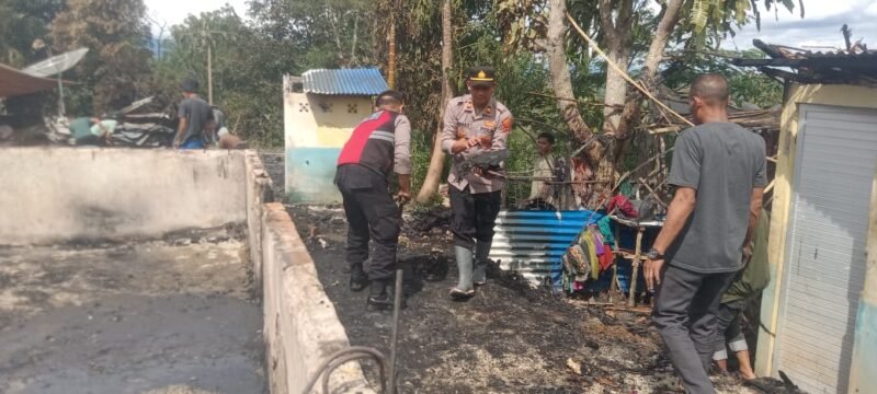Kapolsek Mesidah Polres Bener Meriah beserta anggota dan masyarakat membersihkan puing -puing sisa kebakaran.foto.Rahmat Ramadhan/Acehnow 