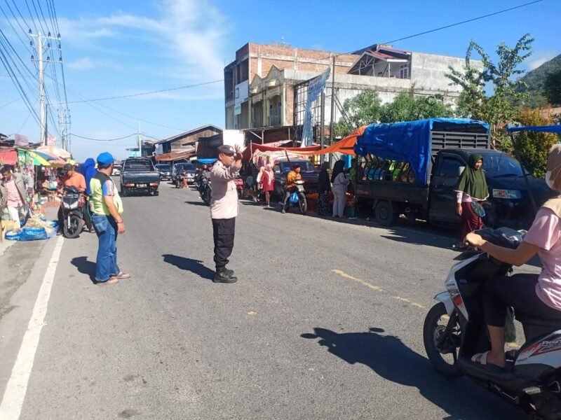 Personel Polsek Wih Pesam melaksanakan pengaturan lalu lintas di Pasar Tumpah Kampung Bener Mulie, Kecamatan Wih Pesam, Kabupaten Bener Meriah, Minggu (10/8/2025). dok. Polres Bener Meriah
