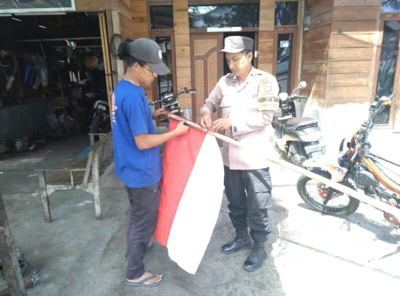 Personel Polsek jajaran Polres Bener Meriah melaksanakan kegiatan pembagian bendera Merah Putih sekaligus menghimbau warga untuk memasangnya di depan rumah masing-masing. dok. Polres Bener Meriah