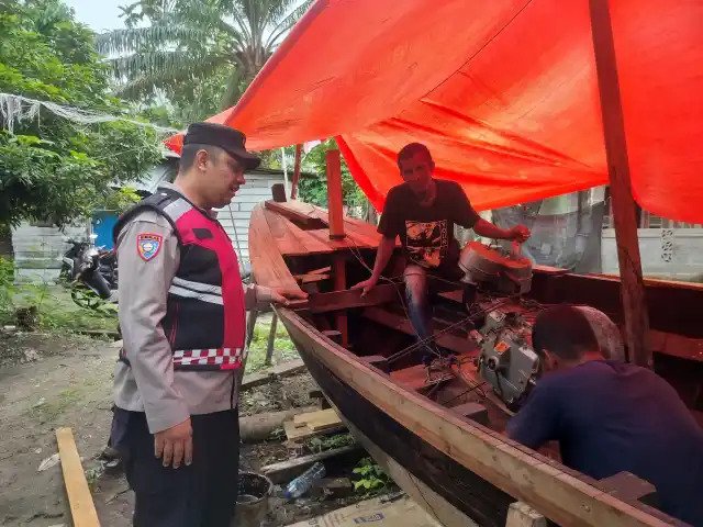 Bhabinkamtibmas Polsek Johan Pahlawan, Bripka Tarmia Saradi, turun langsung menyapa warga di Gampong Pasar Aceh dan Gampong Ujung Baroh, Senin (11/8/2025) pagi. dok. Polres Aceh Barat