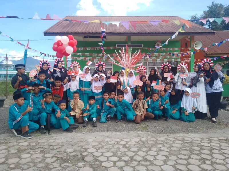 Dewan guru dan murid SDN 2 Blang Jorong Kecamatan Bandar semangat menghias, sambut HUT RI ke -80.Foto.(Dok: Rahmat Ramadhan/Acehnow 