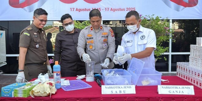 Wakapolres Lhokseumawe Kompol Salmidin, S.E., M.M menghadiri kegiatan pemusnahan barang bukti narkotika di halaman Kantor Kejaksaan Negeri (Kejari) Lhokseumawe, Rabu (13/8/2025). dok. Polres Lhokseumawe