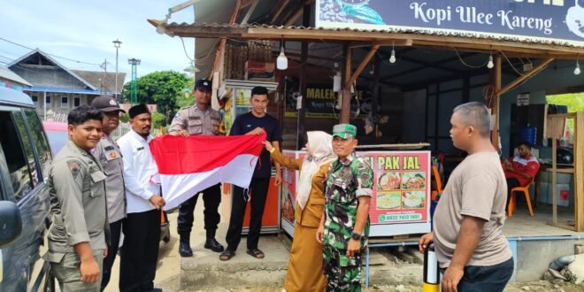 Kapolsek Muara Satu Polres Lhokseumawe bersama unsur Muspika menggelar kegiatan himbauan dan pemasangan bendera merah putih di wilayah Kecamatan Muara Satu, Selasa (12/8/2025). dok. Polres Lhokseumawe