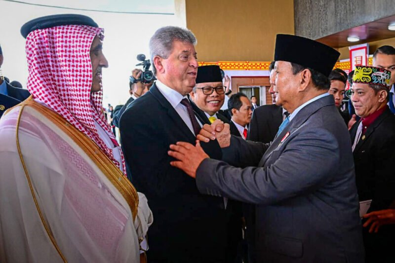 Presiden Prabowo Subianto menghampiri dan menyapa para tokoh nasional dan tamu Internasional yang hadir pada Sidang Tahunan MPR-RI dan Sidang Bersama DPR-RI dan DPD-RI di Gedung Nusantara, Jakarta, pada Jumat, 15 Agustus 2025. (Foto: BPMI Setpres)