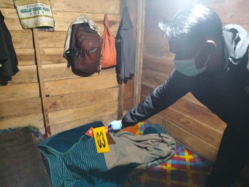 Petugas kepolisian melakukan olah tempat kejadian perkara (TKP) di dalam rumah korban, Kampung Bintang Berangun, Kecamatan Pintu Rime Gayo, Kabupaten Bener Meriah.Jadi Pribadi Unggul Foto.Dok: Rahmat Ramadhan/Acehnow
