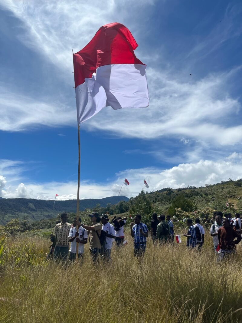 Bendera 25x8 Meter Dibentangkan di Lapangan Roh Kudus.(Foto: Dok/Satgas 112/DJ).