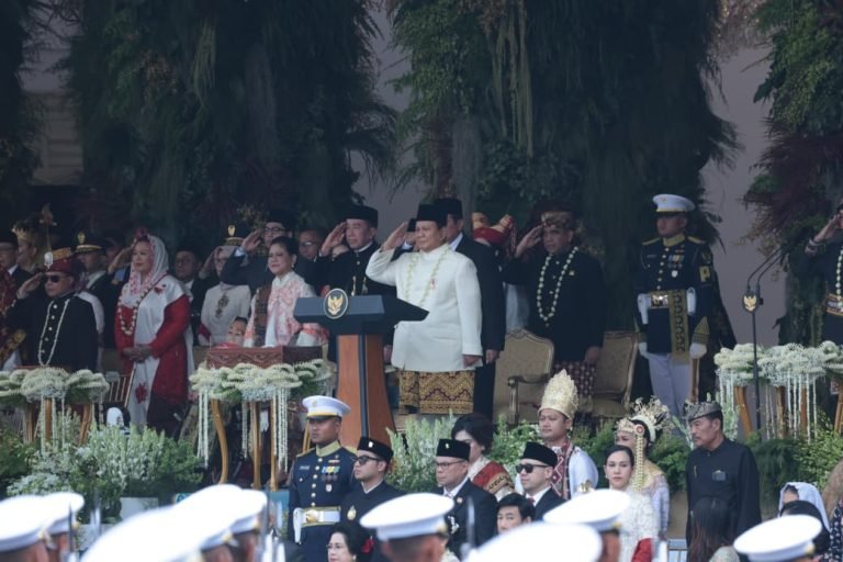 Presiden Prabowo tampil mengenakan pakaian adat Melayu saat berdiri sebagai Inspektur Upacara. dok. Kemenhan RI