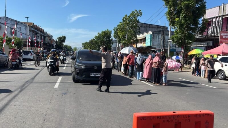 Polsek Baiturrahman Polresta Banda Aceh menurunkan personel untuk mengamankan jalannya pawai karnaval dalam rangka memperingati HUT ke-80 Republik Indonesia yang berlangsung, Senin (18/8/2025). Dok. Polresta Banda Aceh