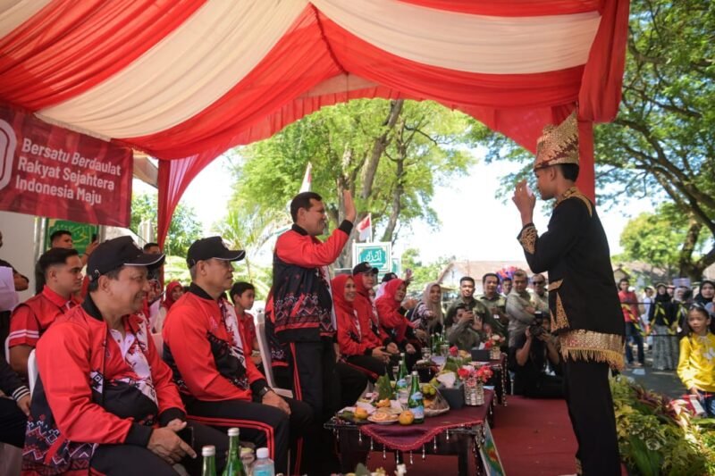 Wakil gubernur Aceh, Fadhlullah bersama Forkopimda dan Ketua TP PKK Aceh Marlina menyambut kedatangan Pawai budaya dalam rangka peringatan HUT RI Ke 80 di depan pendopo Gubernur Aceh Banda Aceh, Senin, 18 Agustus 2025. Dok. Ist