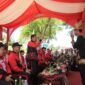 Wakil gubernur Aceh, Fadhlullah bersama Forkopimda dan Ketua TP PKK Aceh Marlina menyambut kedatangan Pawai budaya dalam rangka peringatan HUT RI Ke 80 di depan pendopo Gubernur Aceh Banda Aceh, Senin, 18 Agustus 2025. Dok. Ist