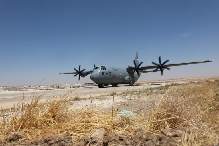 pesawat C-130J Super Hercules TNI AU Satgas Garuda Merah Putih-II akhirnya tiba kembali dengan selamat di Pangkalan Udara King Abdullah II, Amman, Yordania, pada Senin (18/8/2025). dok. Kemenhan RI
