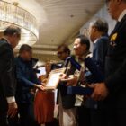 Kepala BRA menyerahkan cinderamata kepada Mantan Menteri era Presiden Soeharto, Abdul Latief pada acara Diaspora Global Aceh di Aula Hotel Ambhara, Jakarta Selatan, Rabu, 20 Agustus 2025. (Foto: Humas BPPA)