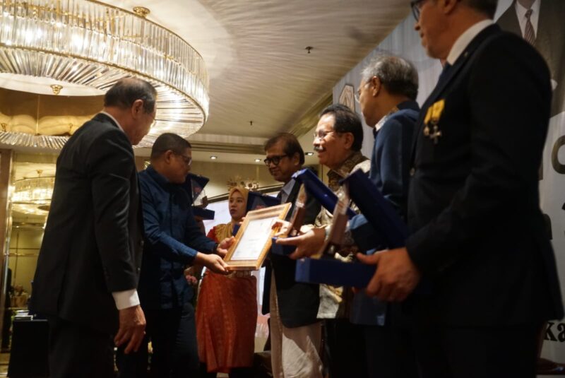 Kepala BRA menyerahkan cinderamata kepada Mantan Menteri era Presiden Soeharto, Abdul Latief pada acara Diaspora Global Aceh di Aula Hotel Ambhara, Jakarta Selatan, Rabu, 20 Agustus 2025. (Foto: Humas BPPA)