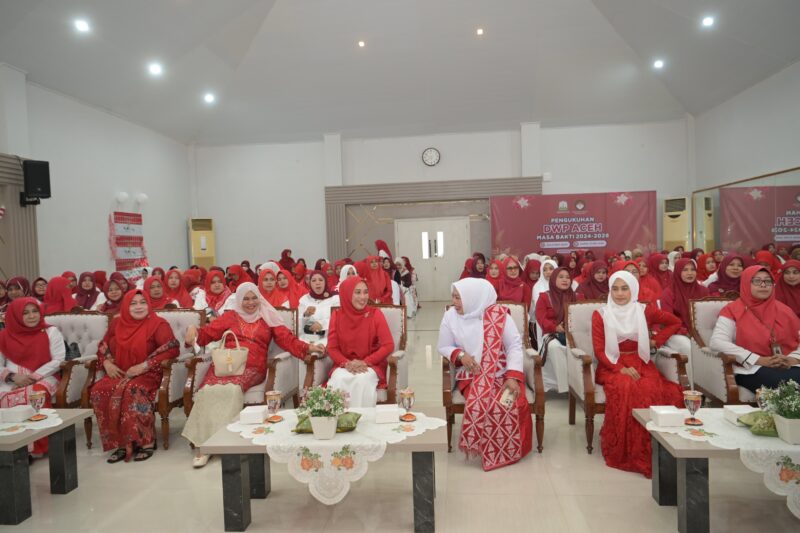 Ketua DWP Aceh, Malahayati   menyampaikan sambutan pada pertemuan rutin DWP Aceh di Aula DWP Aceh, Banda Aceh, Kamis, 21 Agustus 2025. dok. Ist