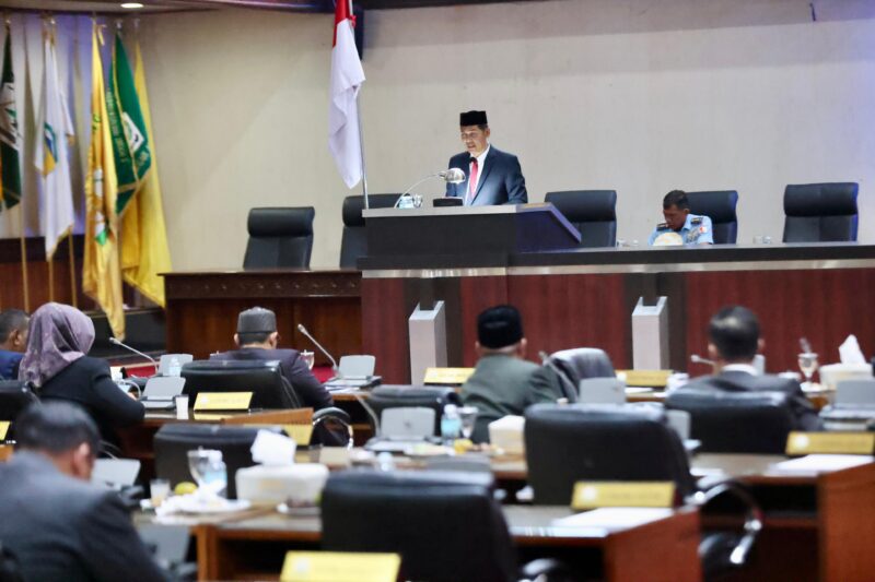 Sekretaris Daerah Aceh, M. Nasir S.IP, MPA,  membaca Tanggapan Gubernur Aceh Terhadap Pendapat/Laporan Badan Legislasi DPRA atas Rancangan Qanun Aceh tentang RPJMA tahun 2025-2029, di Gedung Utama DPRA, Kamis, 21 Agustus 2025. Dok. Ist