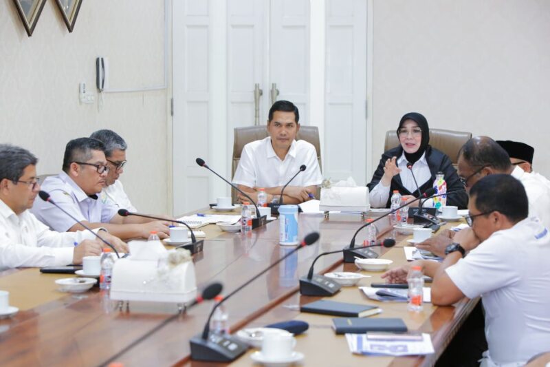 Sekda Aceh , M. Nasir beserta SKPA terkait melakukan Rapat terkait lingkar jalan RSUDZA bersama Wali Km
ota Banda Aceh di pendopo walikota Banda Aceh, Rabu, 20 Agustus 2025. Dok. Ist