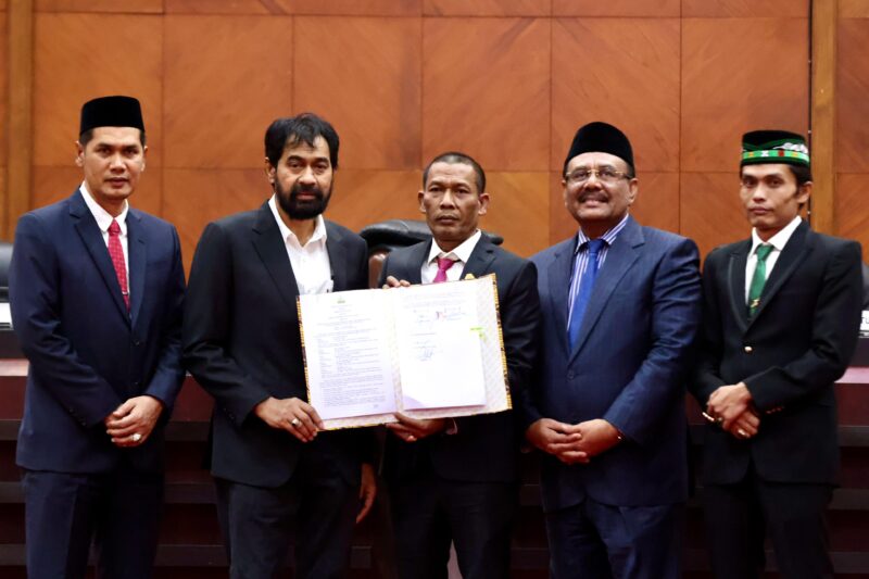 Gubernur Aceh Muzakir Manaf, dan Ketua DPRA Zulfadli, menandatangani Berita Acara Persetujuan Bersama terhadap Rancangan Qanun Aceh tentang RPJMA Tahun 2025-2029 dalam Rapat Paripurna di Gedung Utama DPRA, Kamis (21/8/2025). Dok. Ist