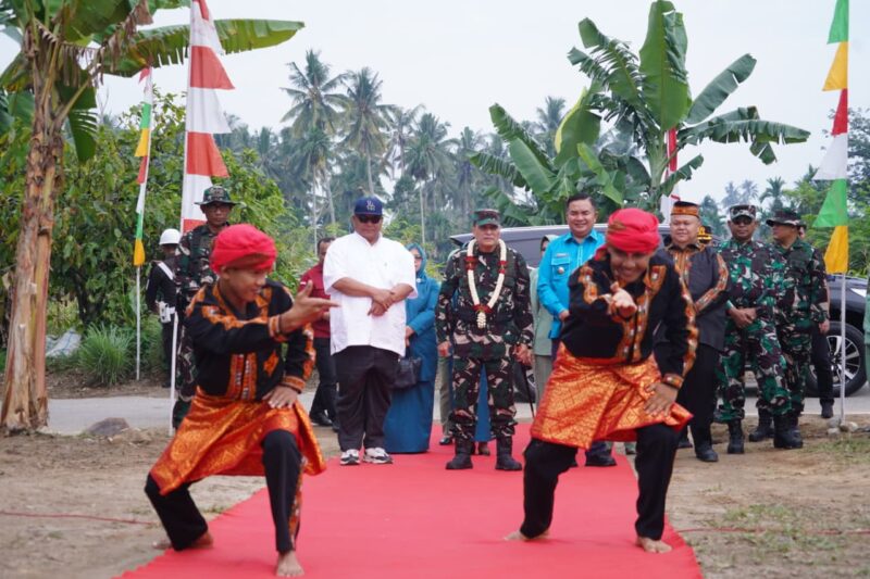 Tutup TMMD di Aceh Tenggara, Pangdam disambut dengan tarian adat Peulebat. Dok. Pendam IM
