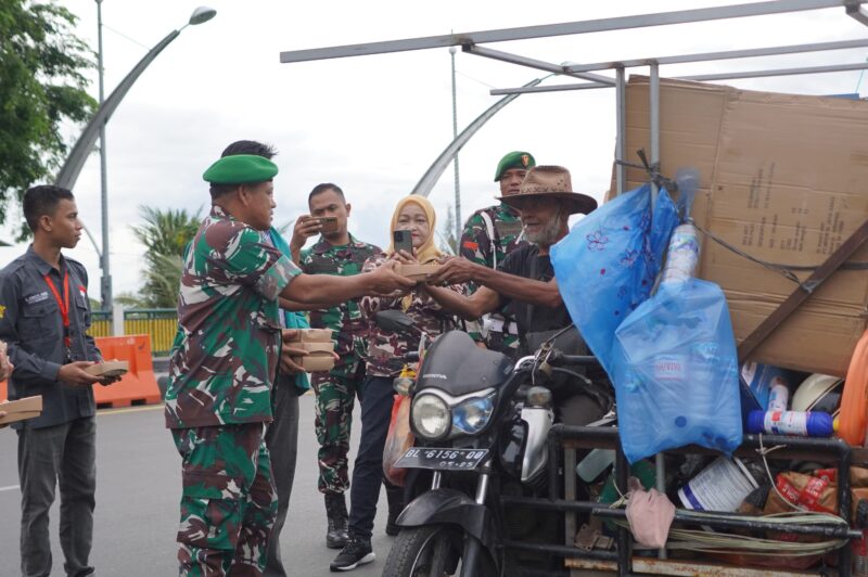 Jum'at berkah, Kodam Iskandar Muda bagikan 166 Paket Makan gratis bagi Warga. Dok. Pendam IM