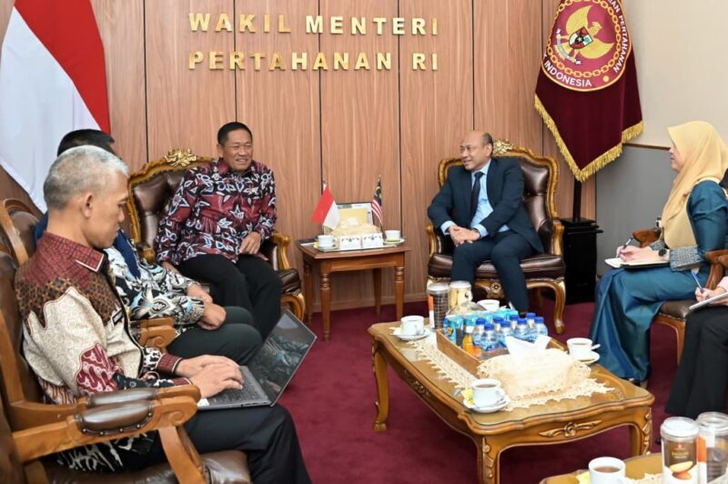 Wakil Menteri Pertahanan Republik Indonesia (Wamenhan RI) menerima kunjungan Deputy Secretary General (Policy) of the Ministry of Defence Malaysia, H.E. Mohd Yani bin Daud, di Kementerian Pertahanan, Jakarta, Jumat (22/8/2025). Dok. Kemenhan RI