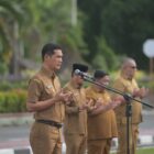 Sekretaris Daerah Aceh M. Nasir  memimpin Apel Pagi yang dihadiri para Kepala Biro, Pejabat Eselon III & IV beserta seluruh ASN/ non-ASN pada lingkungan Setda Aceh dan BPKA , di Halaman Kantor Gubernur Aceh, Banda Aceh, Senin (25/8/2025). Dok. Ist